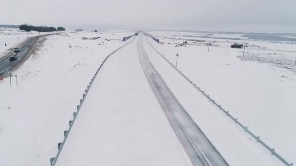 Bulutlu Gökyüzü Kuşbakışı Altında Karlı Arazide Eksik Gelecek Otoyolu Kış — Stok video