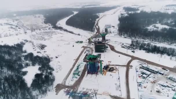 Brückenstützen Mit Gerüsten Der Nähe Des Zugefrorenen Flusses Schneebedeckten Tal — Stockvideo