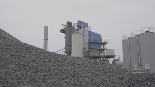 Los Granos Granito Amontonan Contra Planta Trituración Rocas Pozo Minero — Vídeo de stock