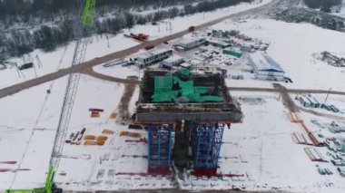 Metal çerçeveli beton destekler ve kış vadisi kuş bakışı manzaralı zemin. Kırsal alan ve yol yapım ekipmanları