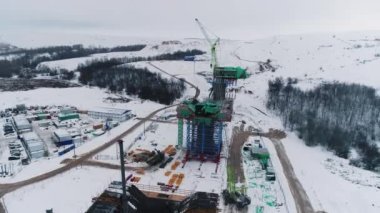 Kış Vadisi hava manzarasında cesetlerle ve kule vinçleriyle üstgeçit desteği. Modern teknolojiyle altyapı geliştirme
