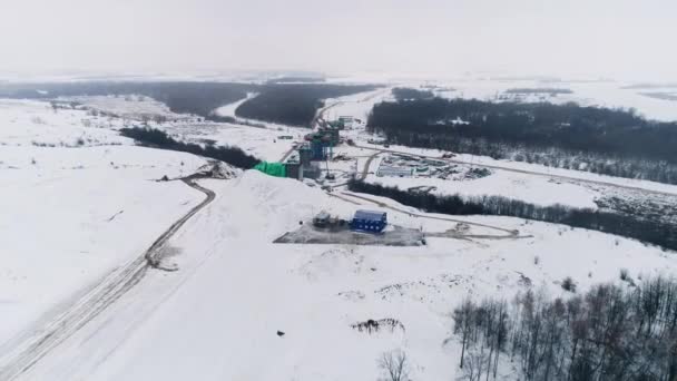 Onvolledige Weg Brug Rivier Met Bedieningsmachines Het Winterlandschap Luchtfoto Ontwikkeling — Stockvideo