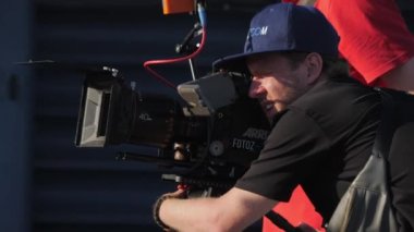 ALMATY, KAZAKHSTAN - 25 AĞUSTOS 2022: Film setinde profesyonel kameralı film sahnesi. Kameraman iyi kalite sahne için kamera açısını ayarlar