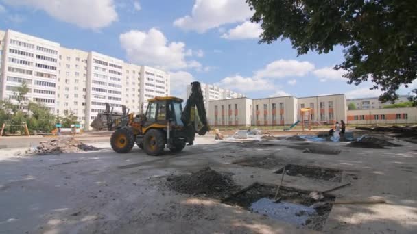 Almaty Kasakhstan Juni 2022 Baggerfahrer Entladen Betonreste Von Der Baustelle — Stockvideo