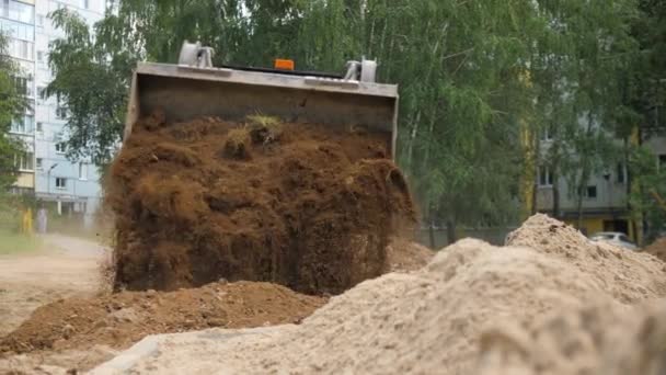 Almaty Kasakhstan Juni 2022 Bagger Entsorgt Sandreste Auf Haufen Zur — Stockvideo