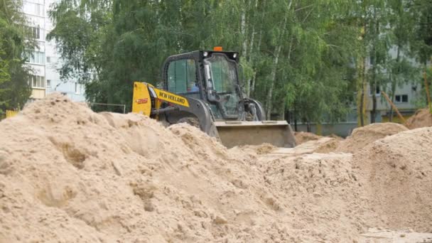 Almaty Kazakhstan June 2022 Excavator Rakes Sand Pile Bucket Operating — Stock Video