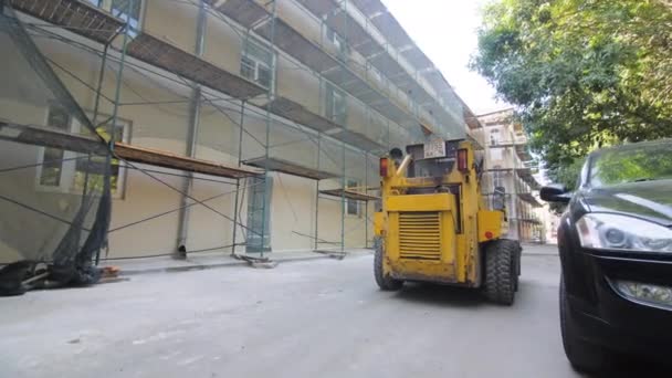 Almaty Kasakhstan Juni 2022 Bulldozer Fahren Einem Restaurierten Gebäude Mit — Stockvideo