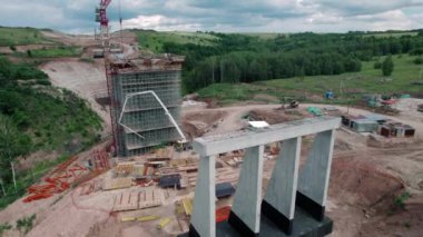 Taşımacılık köprüsü destekli bir üstgeçit inşaatı. Vinçle köprü çalışması oluşturuluyor