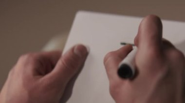 Hakem, spor şampiyonasındaki takımların maç sonuçlarını tahmin ediyor. Jüri en iyi takım ödülünü kazanmayı düşünüyor.