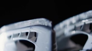 Buz arenasındaki ciddi şampiyonada oynamak için özel spor patenleri. Buz pateni sahasında daha iyi paten kaymak için keskin patenler.