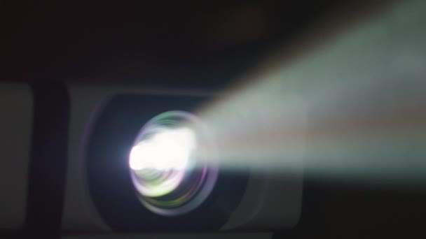 Projektor Zapewnia Jasne Kolorowe Wiązki Przesyłania Światła Wielu Ekranach Reflektor — Wideo stockowe