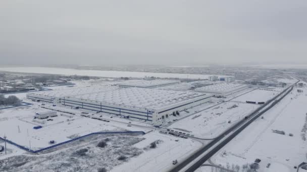 Almaty Kazakhstan 2023年3月20日 雪に覆われた平らな屋根の空中ビューを持つ巨大な倉庫ビル 厄日における製造業の家電の産業倉庫 — ストック動画