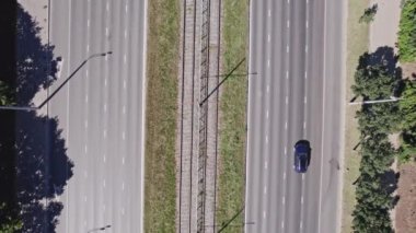 Güneşli bir günde modern şehirde farklı otomobiller çift katlı at arabası ile gezer. Yaz aylarında şehir araçları için çok şeritli otoyol