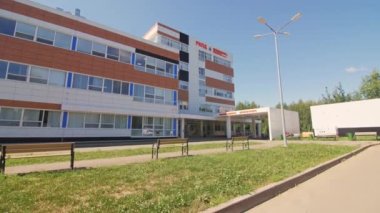 ALMATY, KAZAKHSTAN - 07 Eylül 2022: Bahçesinde yeşil çimenler olan yetişkin hastalar için klinik bölümü. Şehir merkezindeki kamu sağlık merkezi binası