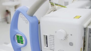 ALMATY, KAZAKHSTAN - 09 Şubat 2023: Hastane kabinesinde kontrol paneli ve ekranlı X-ray cihazları. Sağlık hizmetleri için tıbbi teknoloji geliştirme