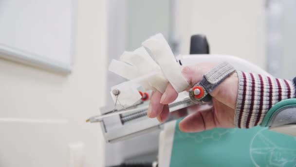 Vrouw Hand Met Ondersteunende Medische Apparatuur Ondergaat Revalidatie Procedures Kliniek — Stockvideo
