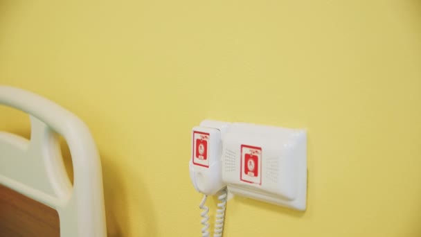 Система Виклику Медсестри Жовтій Стіні Біля Ліжка Лікарняному Відділенні Крупним — стокове відео