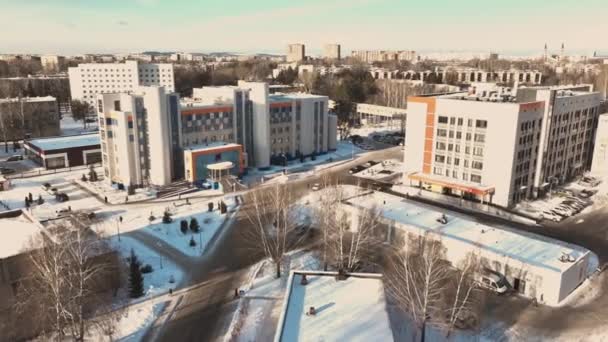 Almaty Kazakhstan 2022年9月7日 冬の都市空中ビューの交差点近くの現代的な公共の建物 スタイリッシュな建築と絵のような都市景観 — ストック動画