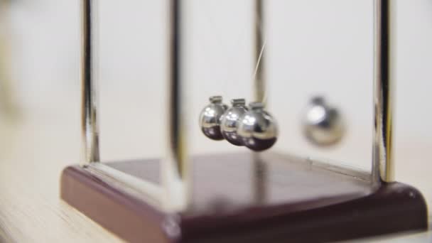 Bolas Metal Newton Oscilación Cuna Colgando Primer Plano Rack Dispositivo — Vídeo de stock