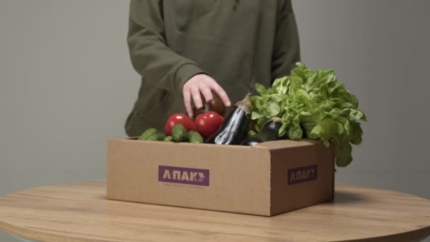 Almaty Kazakhstan Abril 2023 Cliente Verifica Qualidade Dos Legumes Entregues — Vídeo de Stock