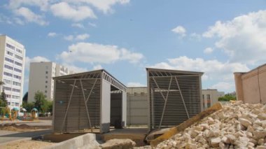 Plank arbors bakımlı şehir parkına kurulum için hazırlandı. Halk bahçesindeki şantiyede insanların dinlenmesi için kulübeler