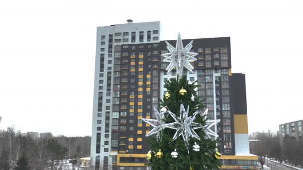 Große Neonsterne Weihnachtsbaum Gegen Ein Neues Mehrfamilienhaus Winterlichen Stadtbild Neujahrsdekoration — Stockvideo
