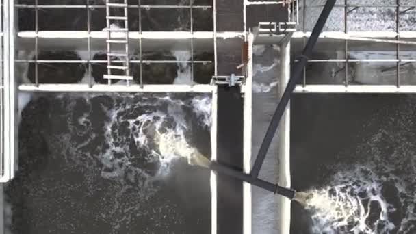 Obrovské Umyvadla Plné Špinavé Vody Čistírně Odpadních Vod Zimním Horním — Stock video