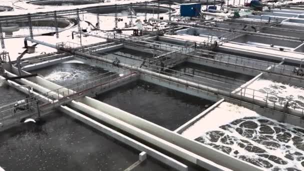 Ρίχνει Νερό Αποχέτευσης Τεράστια Λεκάνη Στο Εργοστάσιο Επεξεργασίας Κατά Χειμερινή — Αρχείο Βίντεο