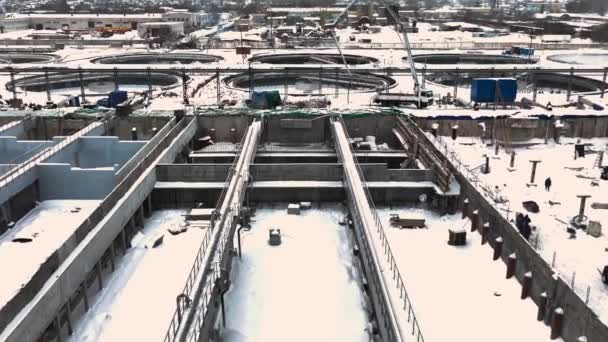 Üres Havas Hosszú Kerek Medencék Kezelőüzem Építkezésén Madártávlatból Szennyvíztisztítás Városi — Stock videók