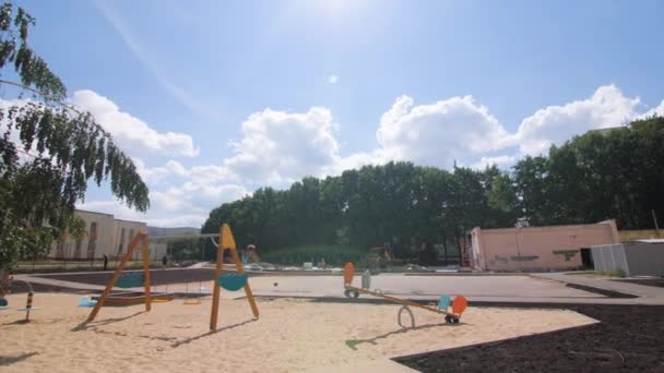 Balanços Balanceador Parque Infantil Novo Parque Urbano Dia Ensolarado Cidade — Vídeo de Stock