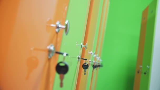 Puertas Cabinas Verdes Naranjas Vestuario Gimnasio Vacío Primer Plano Muebles — Vídeos de Stock