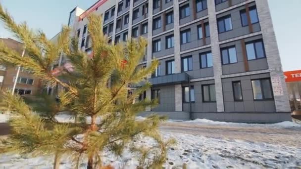 Almaty Kasakhstan Februar 2023 Geschäftshaus Mit Grauer Fassade Und Rotem — Stockvideo