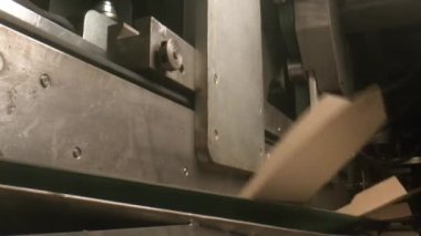 Makine aracı, karton kutuları fabrika atölyesinde kapatır ve taşır. Fabrikada karton ambalaj üretim teknolojisi