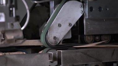 Fabrika atölyesinde üretim hattıyla taşınan kahverengi kağıt zarflar. Çöp paketleri üretim teknolojisi
