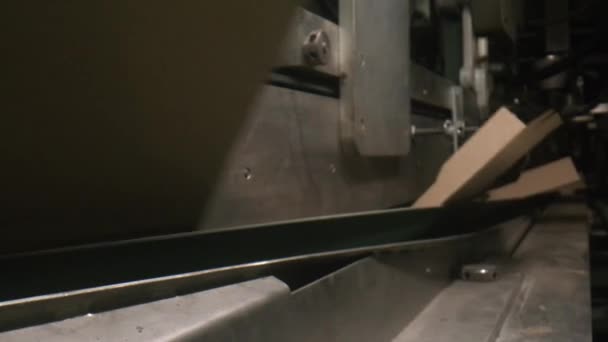 自动售货机把纸板箱折叠在车间的壁橱里 现代工厂纸板箱生产技术 — 图库视频影像
