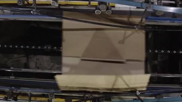상자접기 공장에서 제작되고 포장지 — 비디오