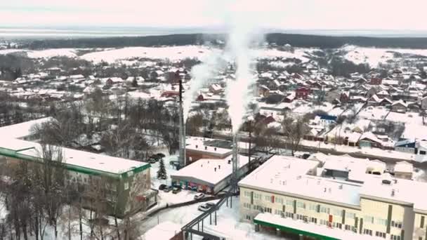 Hustý Kouř Vycházející Potrubí Průmyslové Kotelny Obklopené Obytnými Budovami Střechy — Stock video