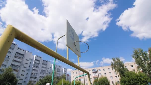 Konut Kompleksinin Spor Sahasında Kırılmış Basketbol Ringi Mavi Gökyüzü Altında — Stok video