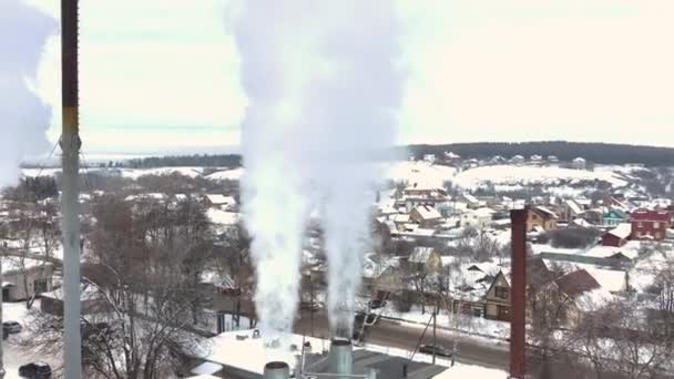 Fém Csövek Fehér Sűrű Füst Helyi Kazánház Ipari Városrész Lakóépületekkel — Stock videók