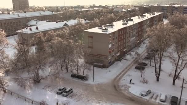 Långa Bostadshus Med Tak Täckta Med Vit Snö Småstadsdelen Solig — Stockvideo