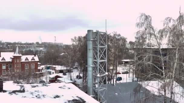 小城镇锅炉房高管网运行 冬季空中景观下住宅建筑环绕的金属结构 — 图库视频影像