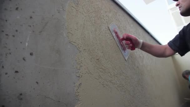 Almaty Kazakhstan 5月10 2023 固定具レベリングバンプとゴム手袋砂の建物の壁の男性ビルダー 住宅改修の概念と建物のプラスタリング — ストック動画