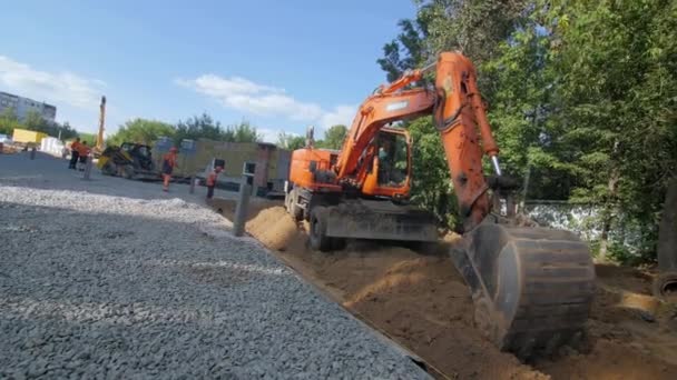 Almaty Kasakhstan Mai 2023 Orange Planierraupe Ebnet Oberfläche Mit Sand — Stockvideo