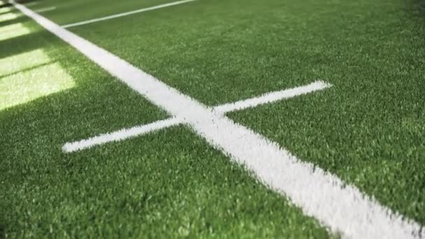 足球场特写绿色人造草地上的白线标记 球类运动场地草皮表面交叉条纹 — 图库视频影像