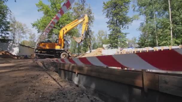 Almaty Kazakhstan Mayıs 2023 Kazıcı Parktaki Çizgili Bariyer Şeridinin Arkasındaki — Stok video