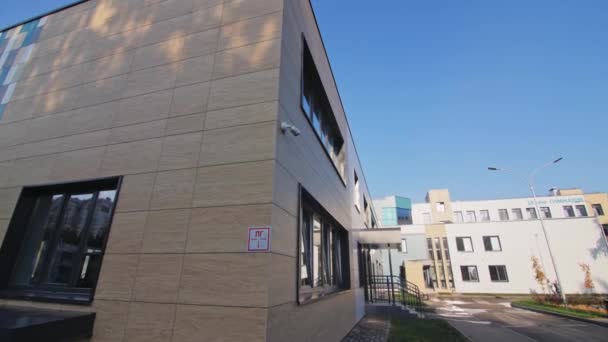 Cámara Vigilancia Esquina Del Edificio Escuela Moderna Equipo Cctv Instalado — Vídeos de Stock