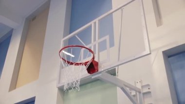 Spor salonunun düşük açılı atışında şeffaf plastik kalkanı olan basketbol çemberi. İç sahada takım oyunu için ekipman