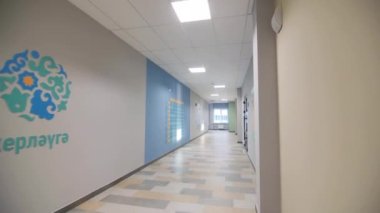 Bilimsel sembollerle kelime matematiği ve kolej geçişinde büyük matematikçiler portreler. Ortaokul iç tasarımı