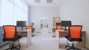 Boş ofislerde, masalarda bilgisayarlarla hareket edin. Mobilyalı ve bilgisayarlı IT departmanı.