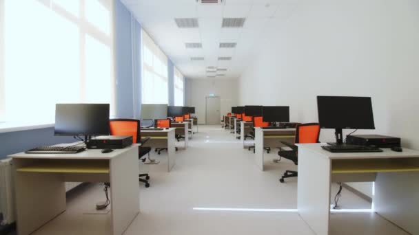 Arbeitsplätze Mit Computern Leeren Langen Büroräumen Unterricht Mit Möbeln Und — Stockvideo